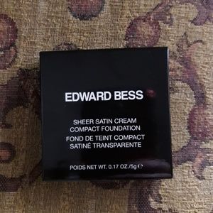 Sheer Satin Compact Foundation